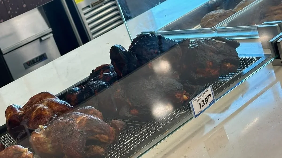 Pollos rostizados y pollos de apariencia casi negra exhibidos en Smart Esmeralda de Ciudad Juárez