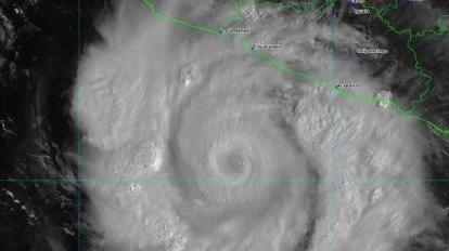 Huracán Simon de categoría 4 frente a las costas del Pacífico mexicano