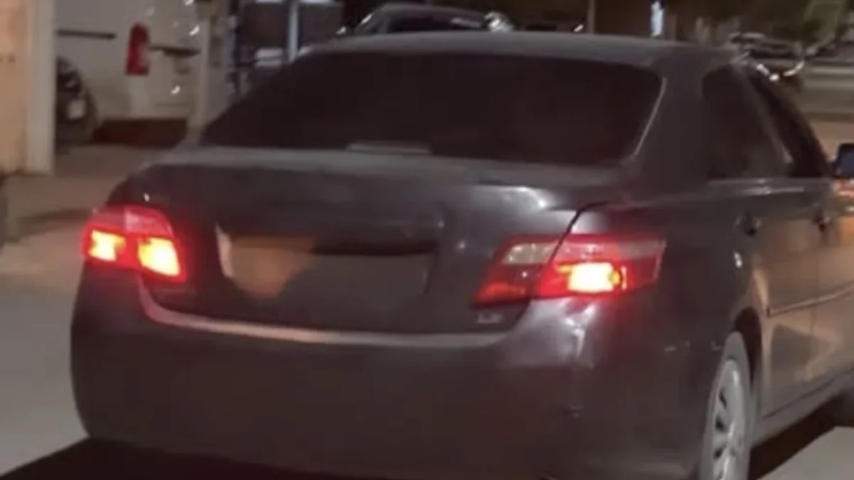 Automóvil gris señalado en redes sociales por presuntos montachoques en avenida Las Torres