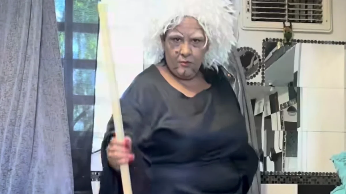 La Pache Pache caracterizada como bruja con peluca blanca, maquillaje y vestimenta negra
