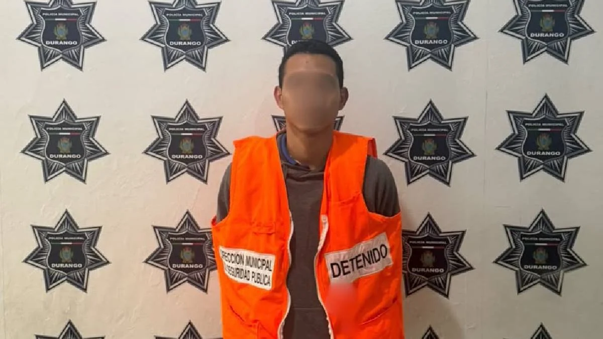 Policías municipales durante el arresto de un hombre señalado por una presunta agresión en Durango