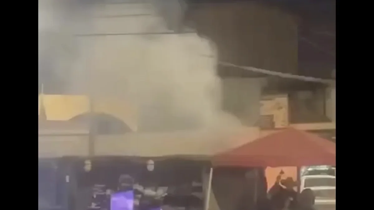 Humareda entre puestos comerciales de las segundas de Solidaridad en Ciudad Juárez