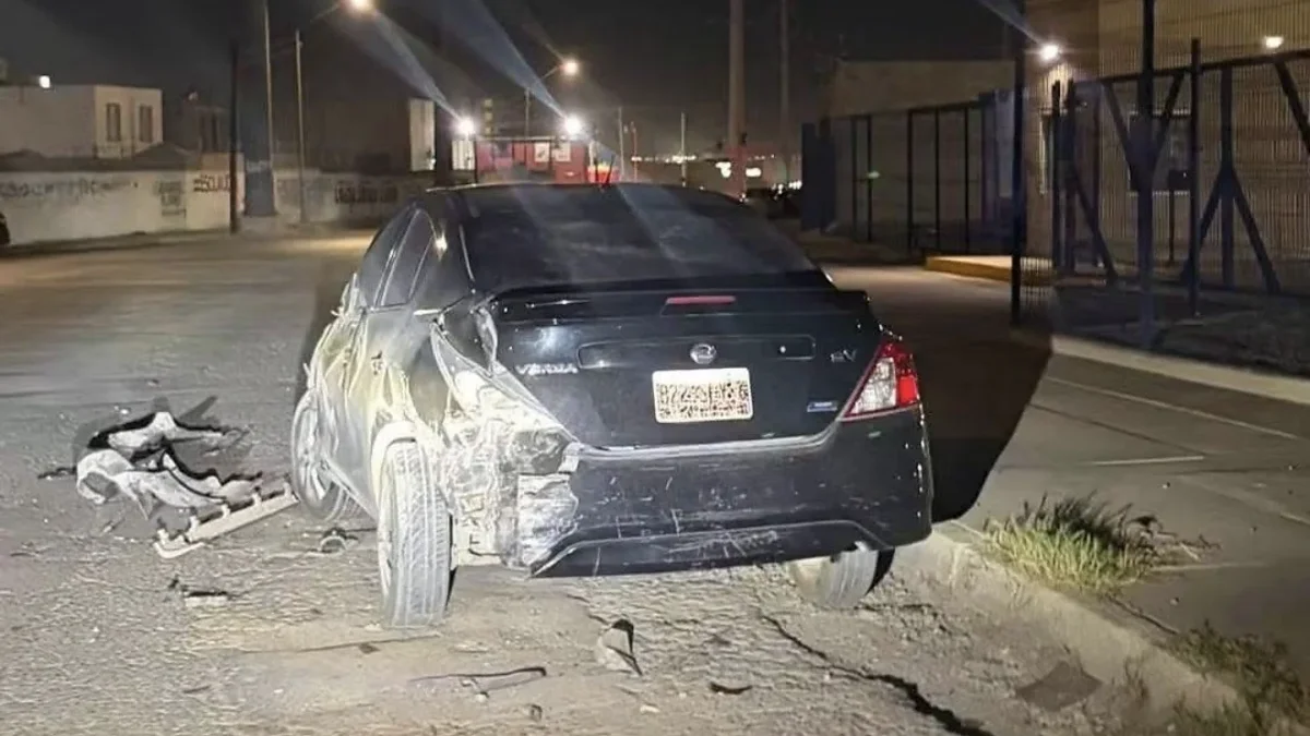 Automóvil Nissan Versa dañado mientras estaba estacionado en Boca Negra, Ciudad Juárez