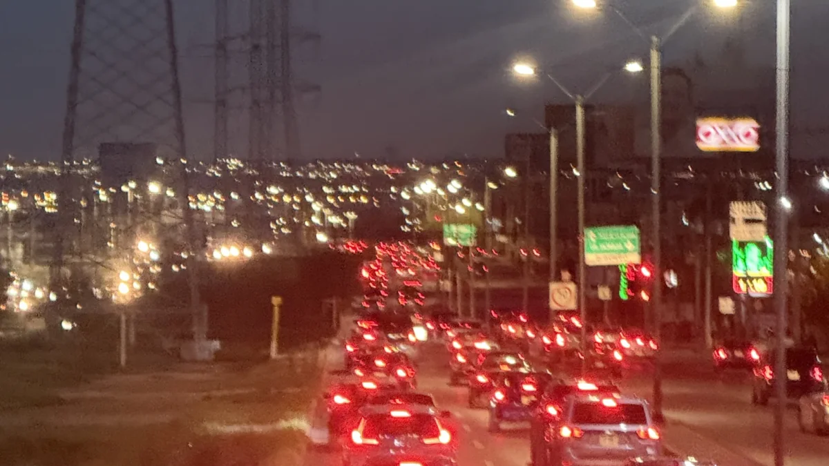 Vialidad de Ciudad Juárez afectada por inundaciones y resguardada por agentes de Seguridad Vial