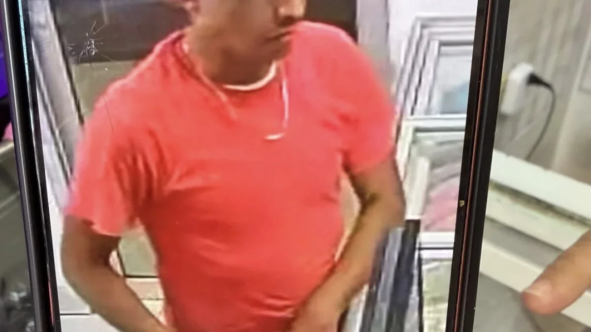Imagen de un hombre difundida en una alerta ciudadana sobre presuntos asaltos en Las Torres