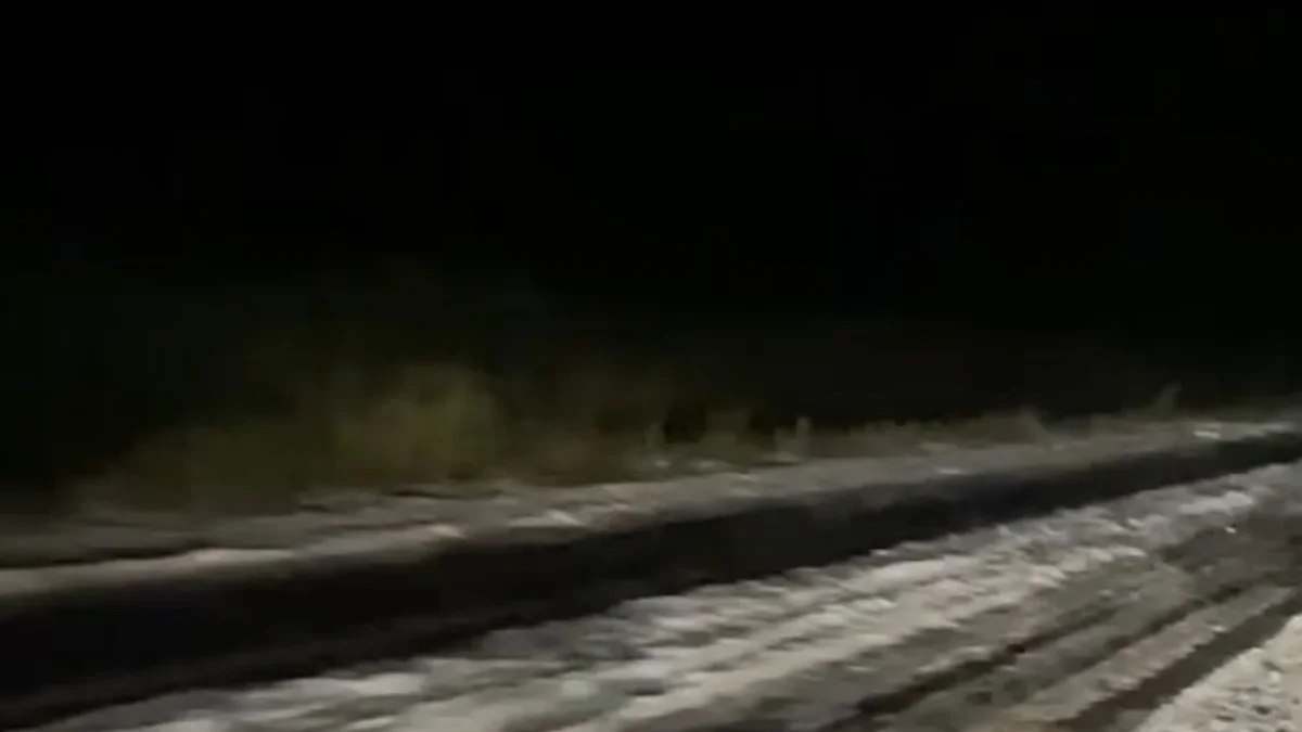Carretera cubierta por granizo durante la noche en Bachíniva, Chihuahua
