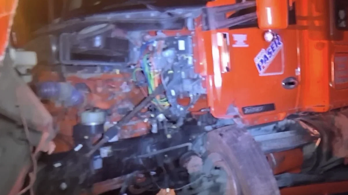 Honda Civic dañado tras choque contra tráiler en la carretera Juárez-Casas Grandes