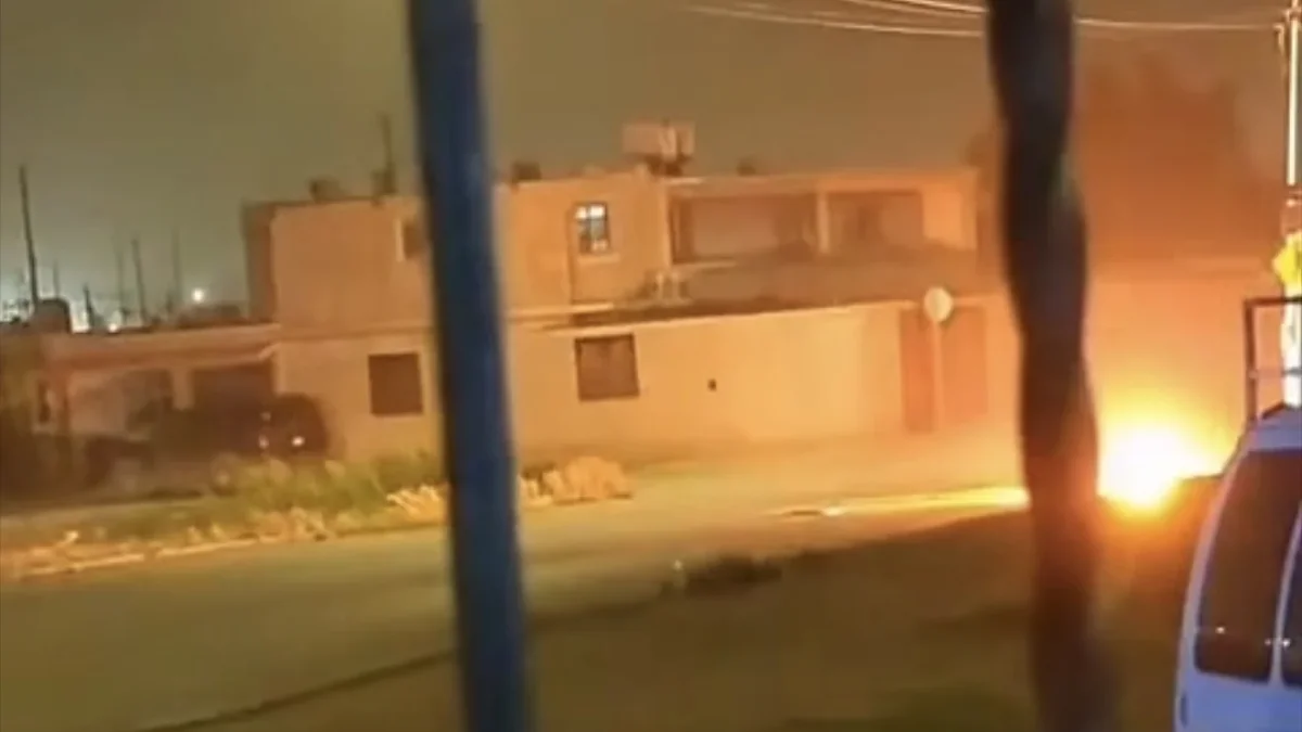 Resplandor nocturno cerca de una instalación eléctrica en Riberas del Bravo 5
