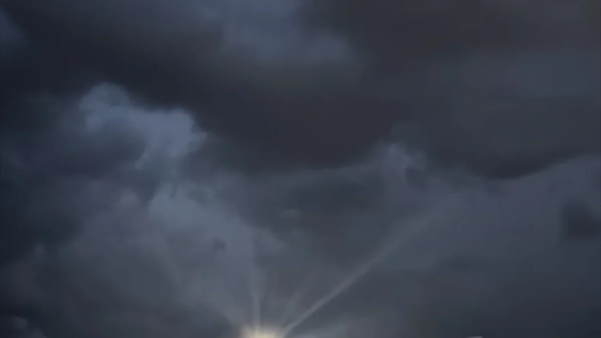 Granizo y lluvia intensa sobre una vialidad de Ciudad Juárez durante una tormenta