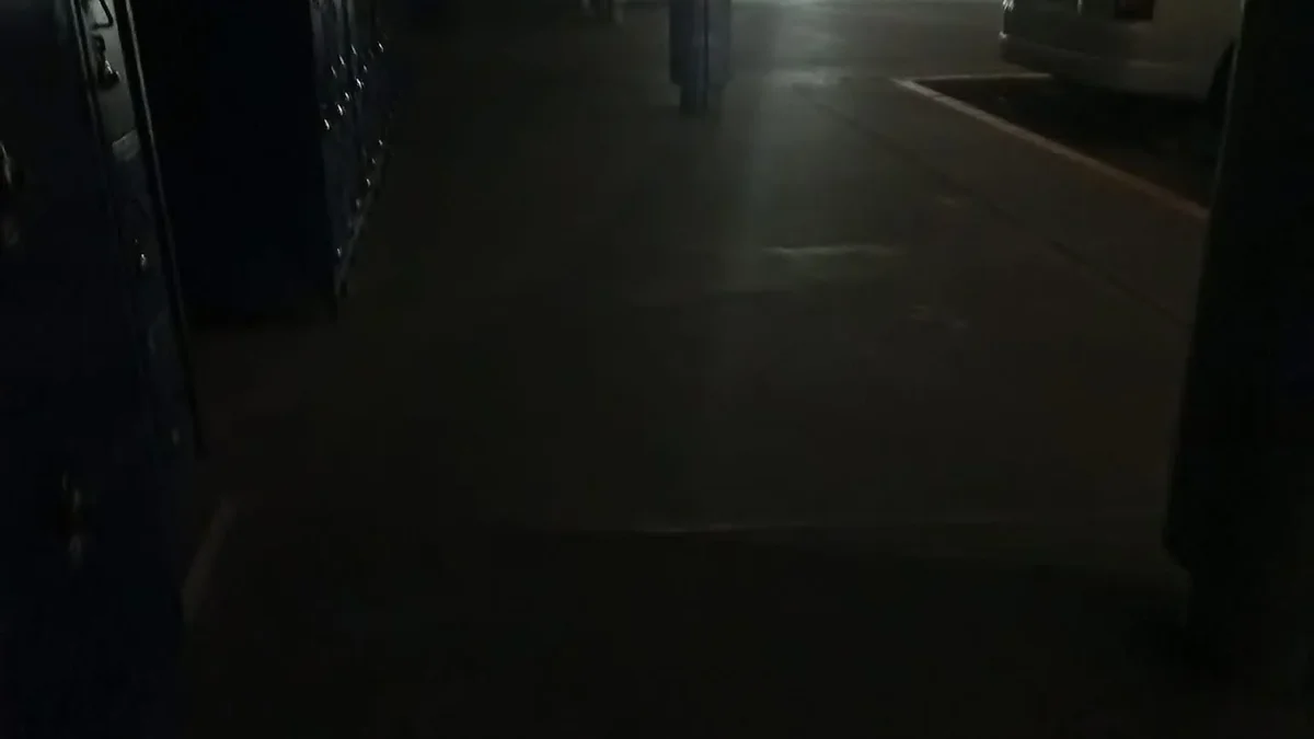 Pasillo con iluminación insuficiente en instalaciones de Wiwynn en Ciudad Juárez