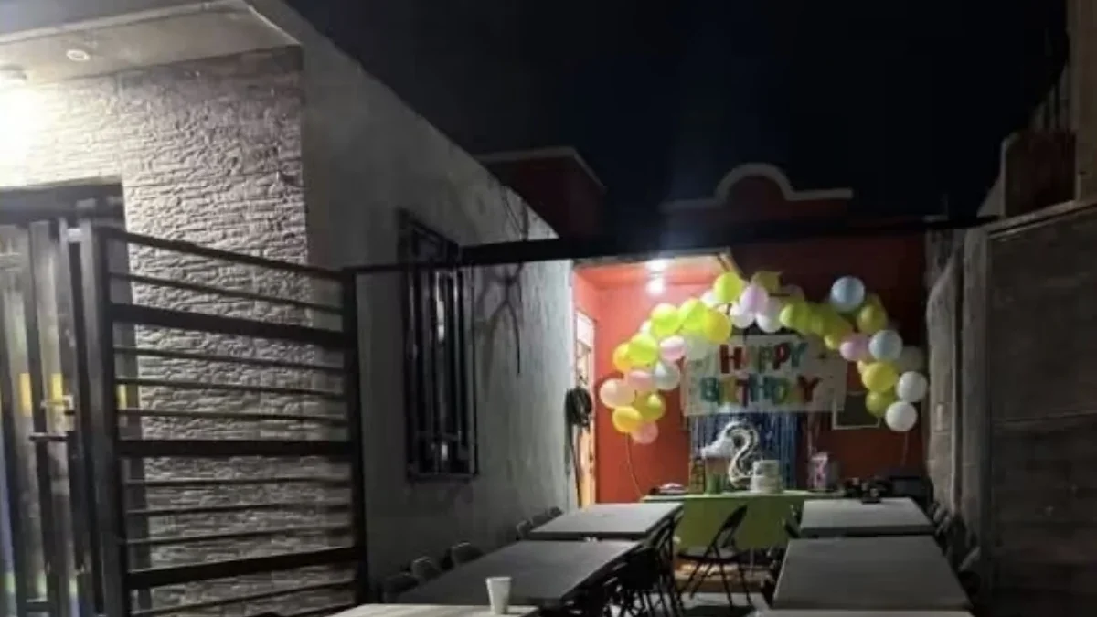 Patio con mesas, sillas y globos preparado para una fiesta infantil en Ciudad Juárez