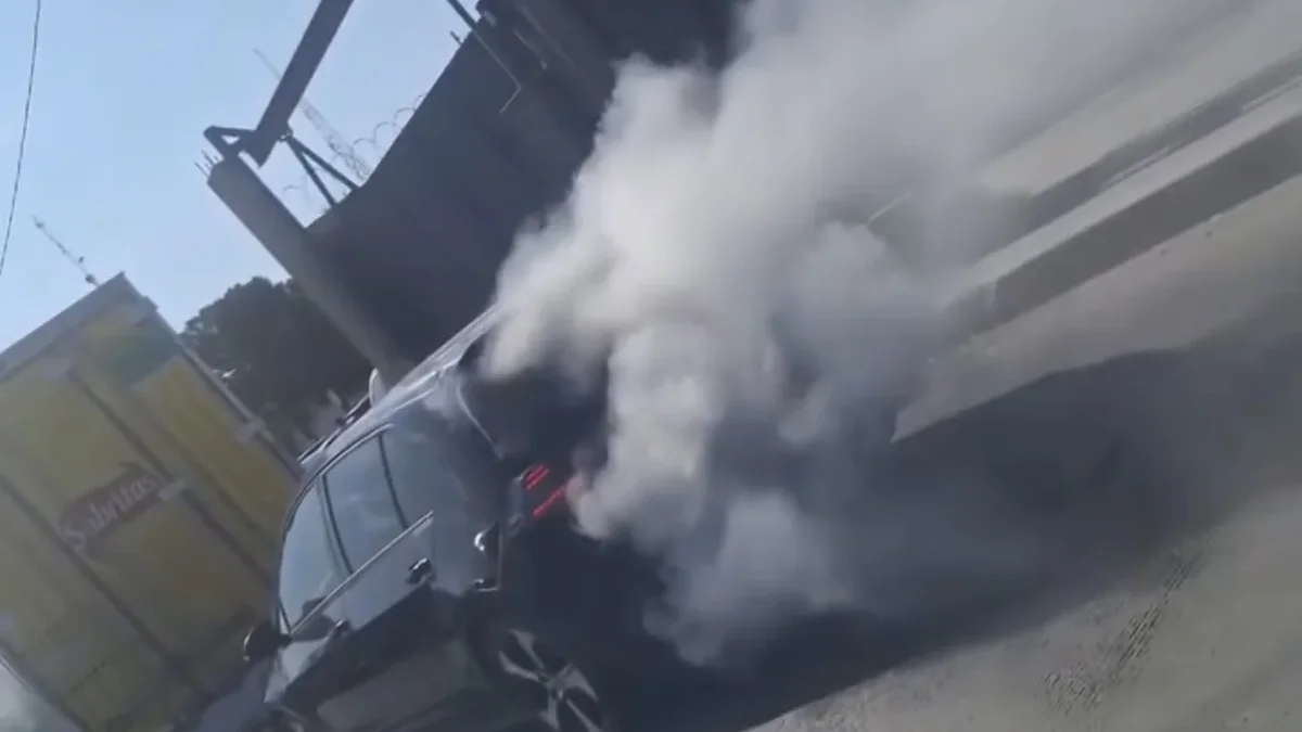 Automóvil compacto expulsa una densa nube de humo blanco en una vialidad de Ciudad Juárez