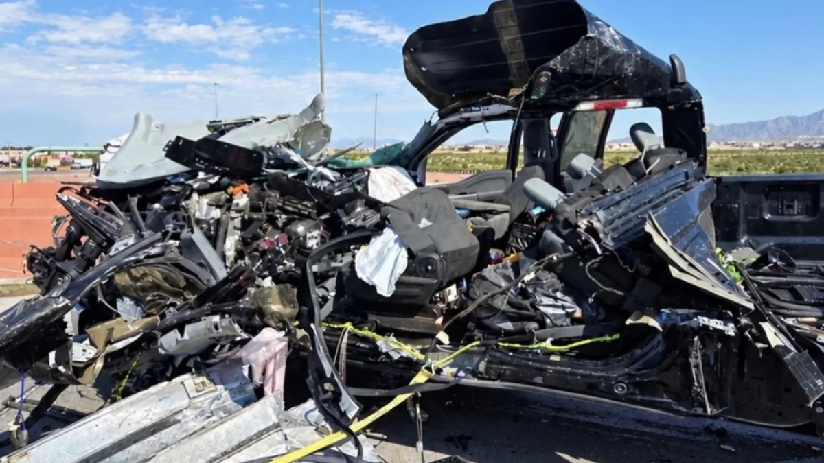 Vehículos de emergencia en Transmountain tras choque de tráiler en El Paso