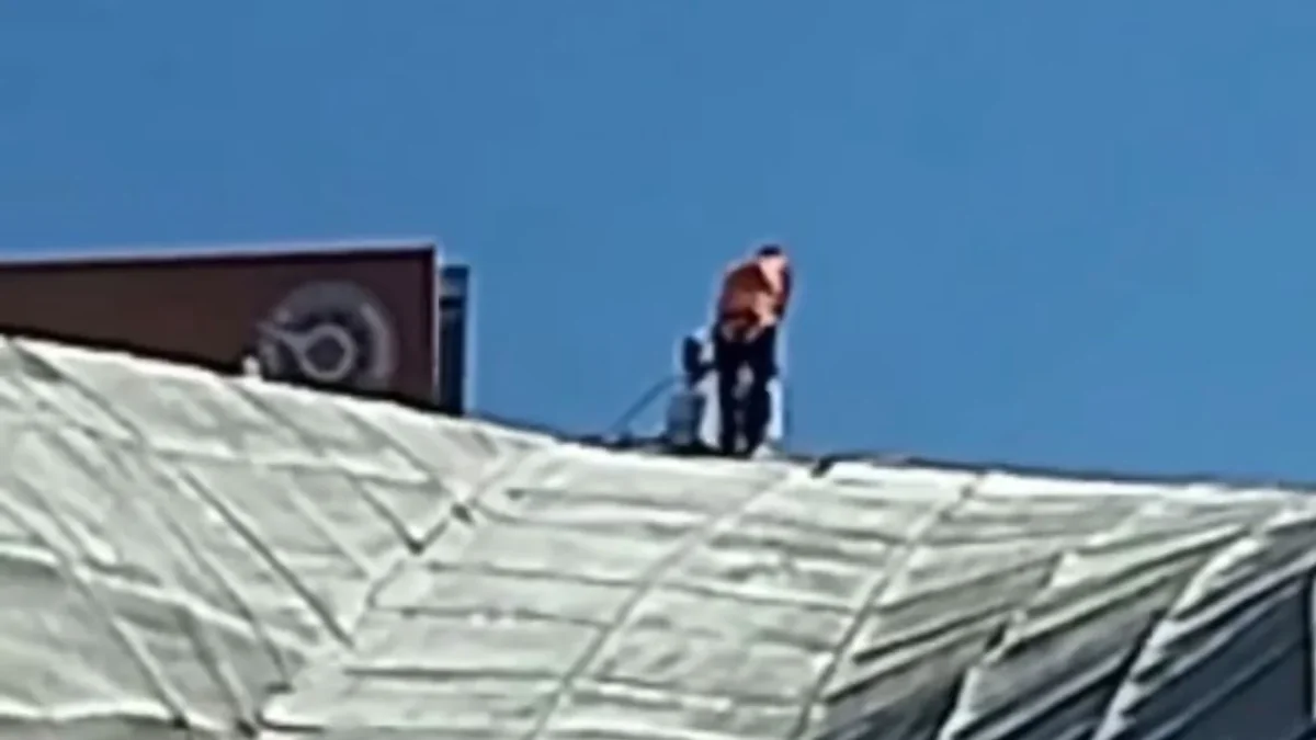 Trabajador sobre la estructura metálica del Kilómetro 20 en Ciudad Juárez