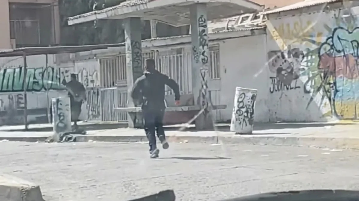 Hombre corre delante de un policía municipal en Infonavit Solidaridad de Ciudad Juárez