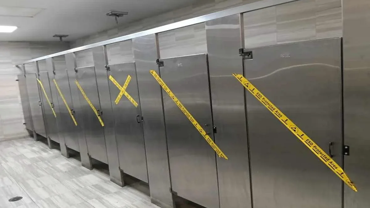 Sanitarios bloqueados con cinta amarilla en Inventec PSG Planta 2 de Ciudad Juárez