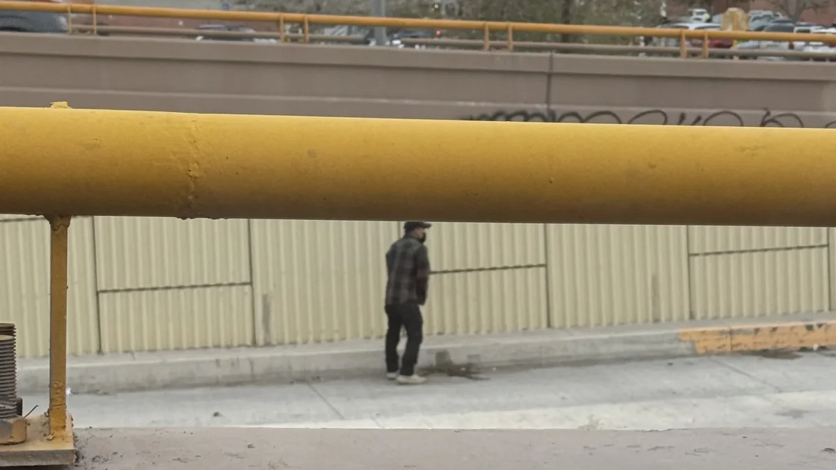 Peatón captado sobre el puente eterno frente a Soriana Henequén en Ciudad Juárez