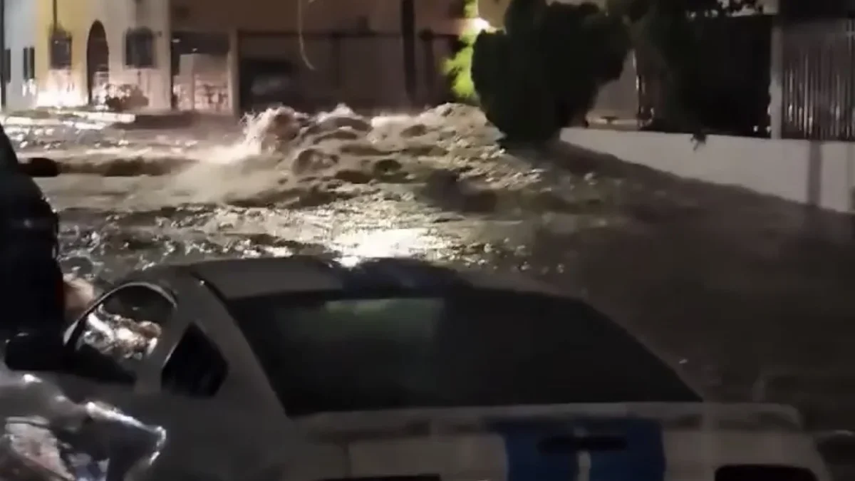 Corriente de agua cubre una calle de la colonia La Cuesta en Ciudad Juárez