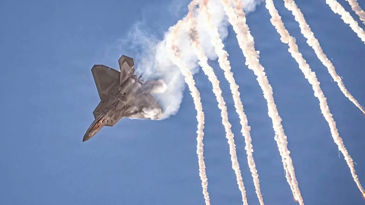 F-22 Raptor durante una exhibición aérea del Amigo Airsho en El Paso