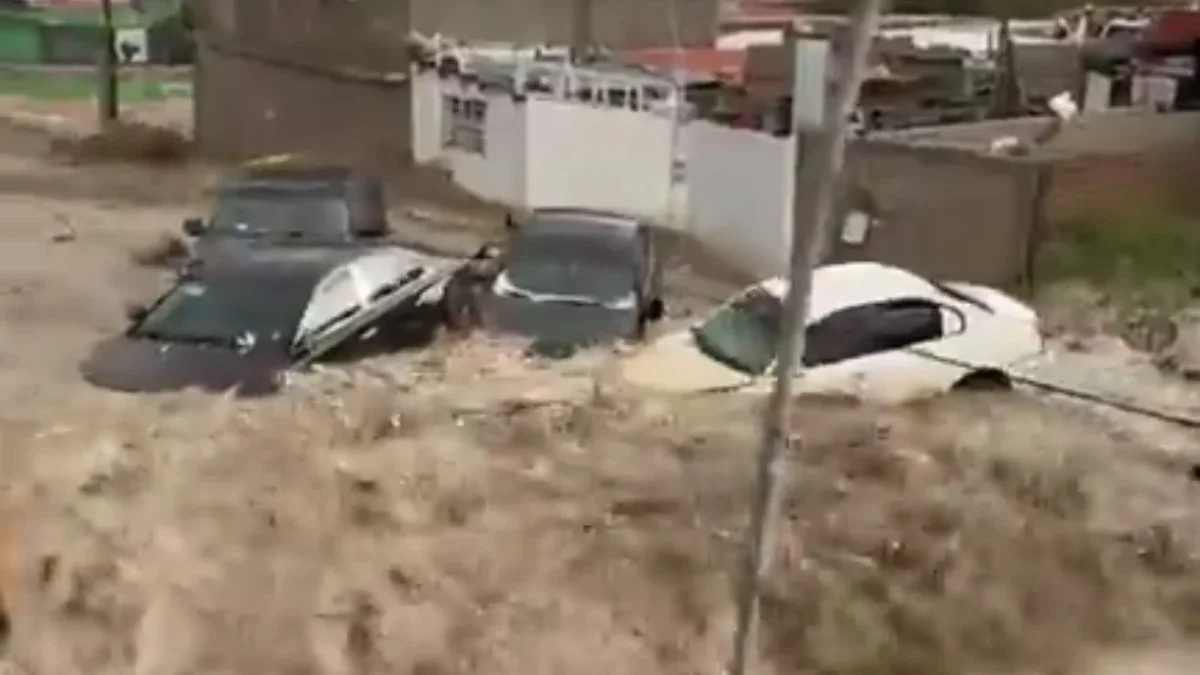 Vehículos arrastrados por la corriente en una calle inundada de Anapra, Ciudad Juárez