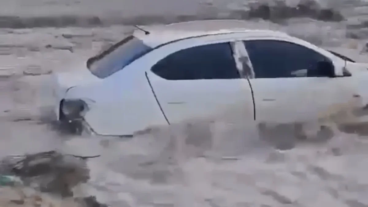 Automóvil blanco arrastrado por la corriente del Arroyo de las Víboras en Ciudad Juárez