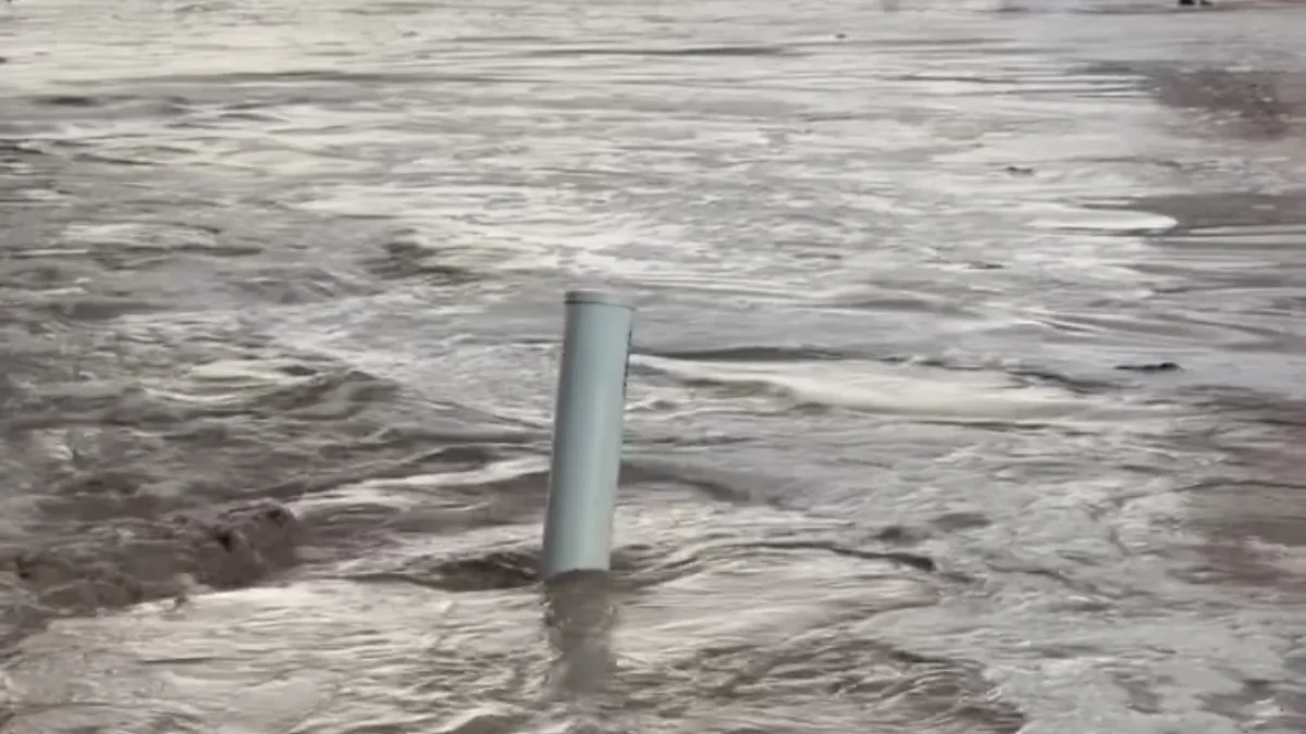 Calle residencial inundada en El Paso después de una fuerte tormenta