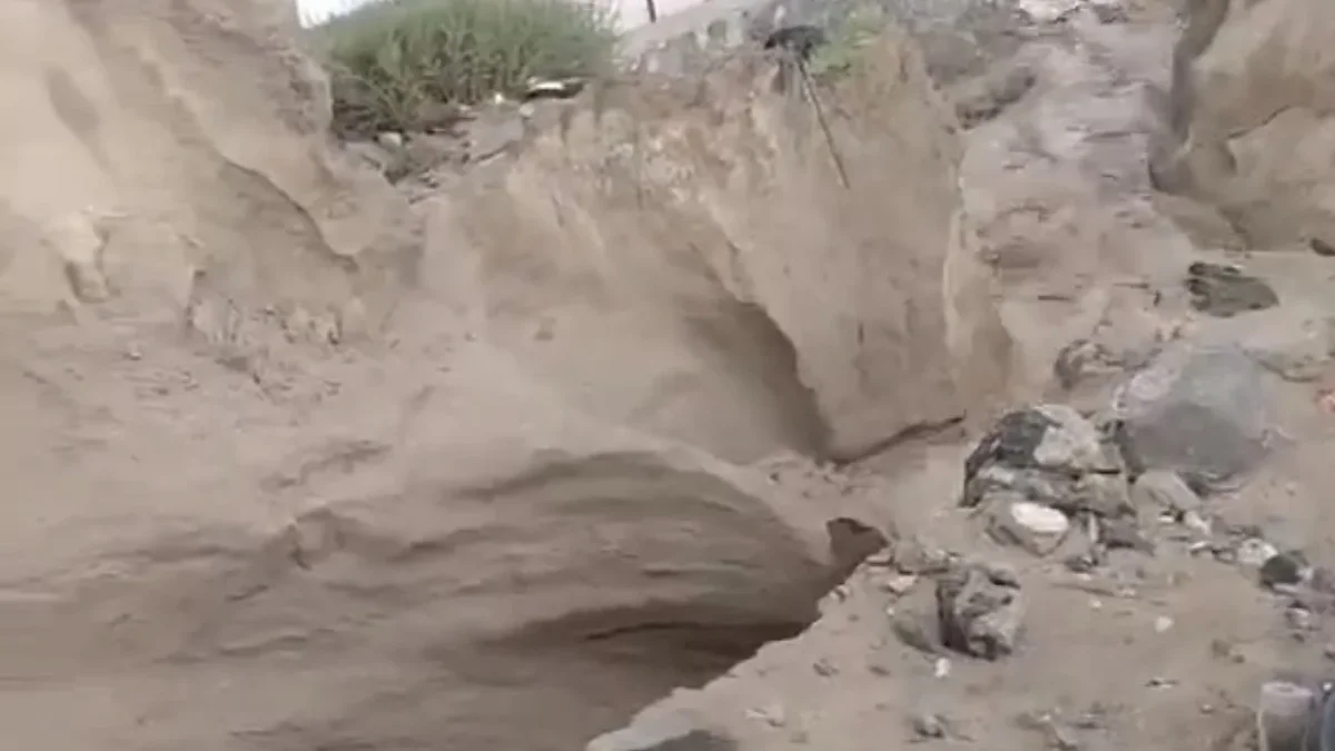 Deslave y zanja profunda en la Privada Caborca de la colonia Sol Poniente en Ciudad Juárez