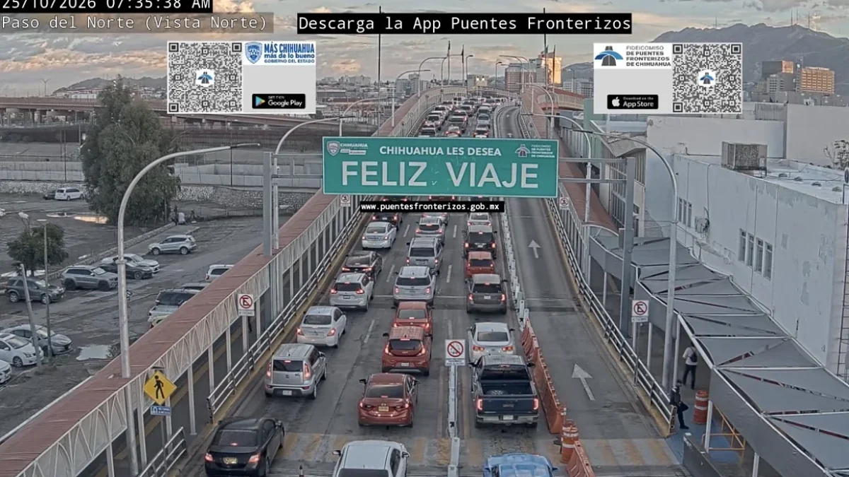 Fila de vehículos en un puente internacional de Ciudad Juárez rumbo a El Paso