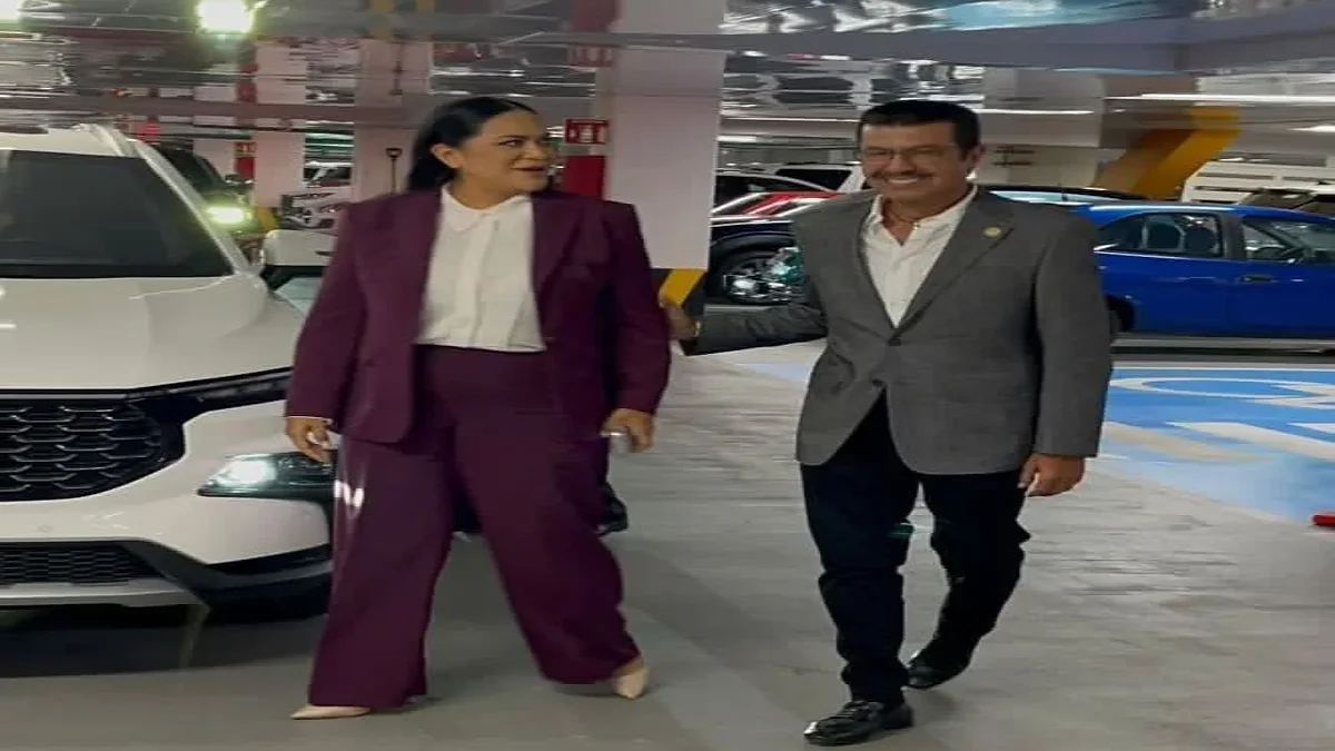 Armando Cabada conversa con Ariadna Montiel durante un encuentro