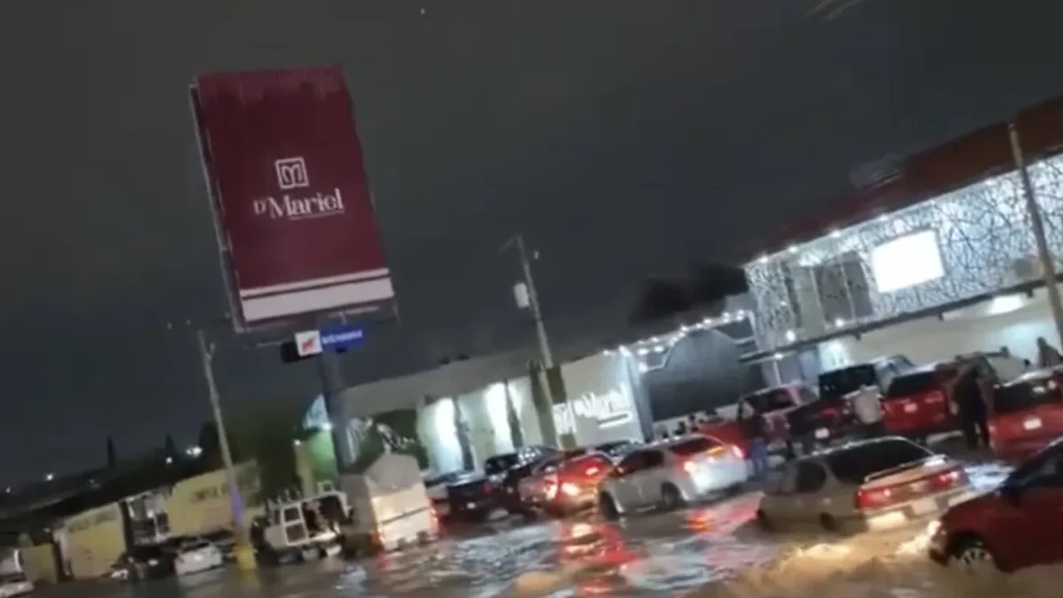 Vehículos varados por inundación en el Libramiento de Ciudad Juárez