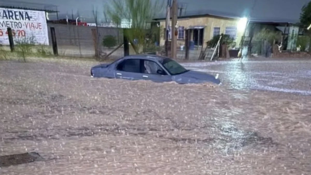 Automóvil parcialmente sumergido por inundación en el Kilómetro 32 de Ciudad Juárez