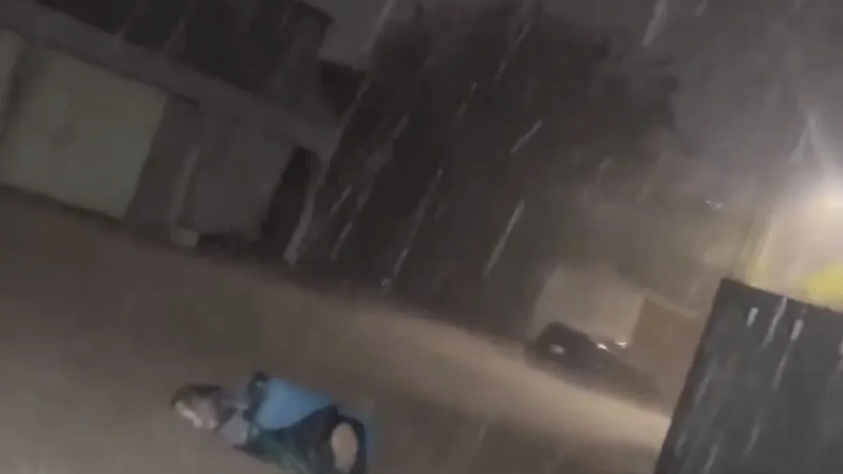 Granizada cubre de hielo una calle y vehículos en Loma Blanca, Valle de Juárez