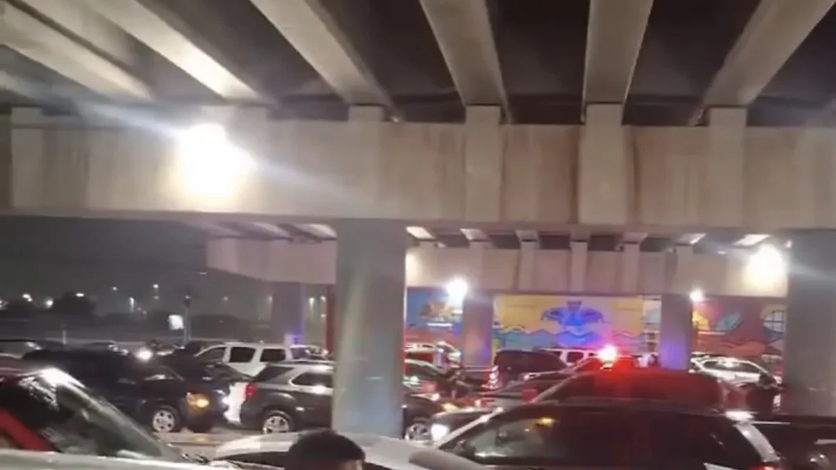 Vehículos atrapados bajo un paso a desnivel del Libramiento en Ciudad Juárez