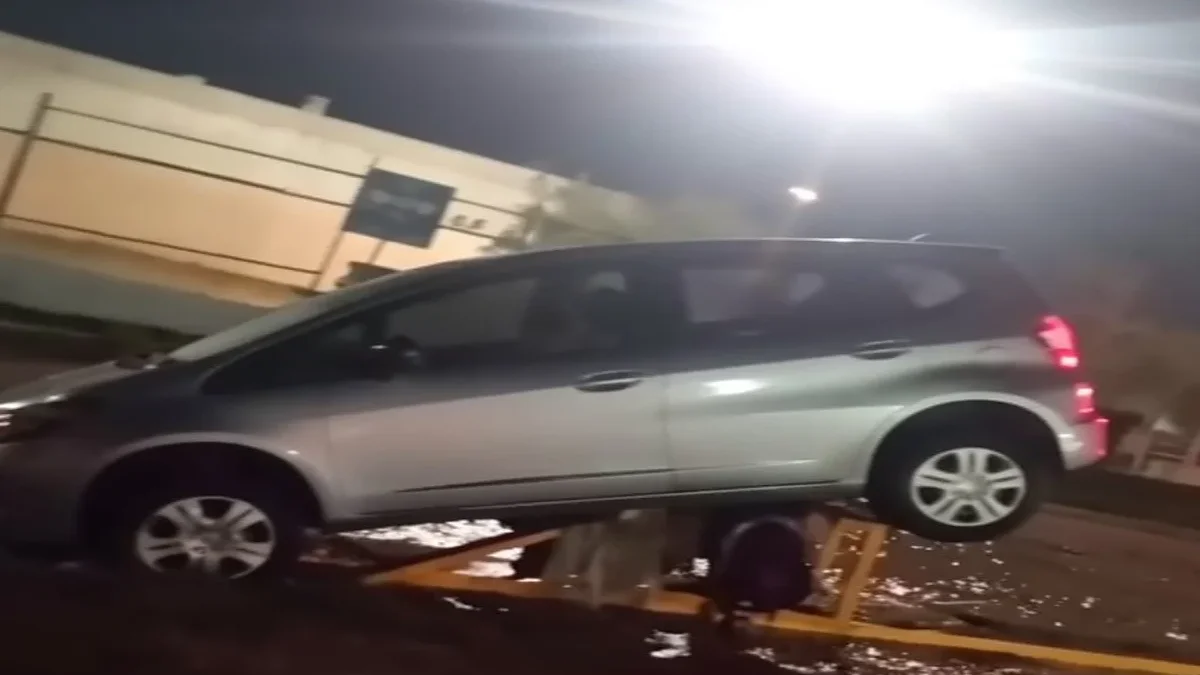Automóvil suspendido sobre estructura metálica tras tormenta en calle Tapioca de Ciudad Juárez
