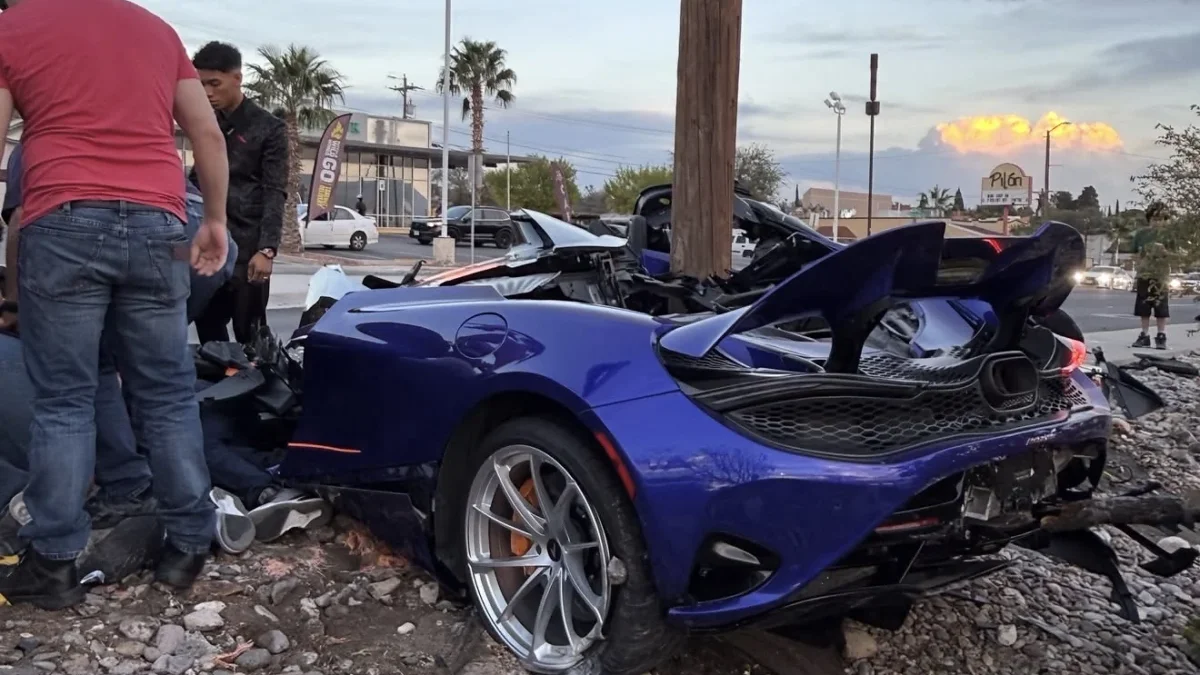 McLaren azul destrozado tras chocar contra un poste en North Mesa, El Paso