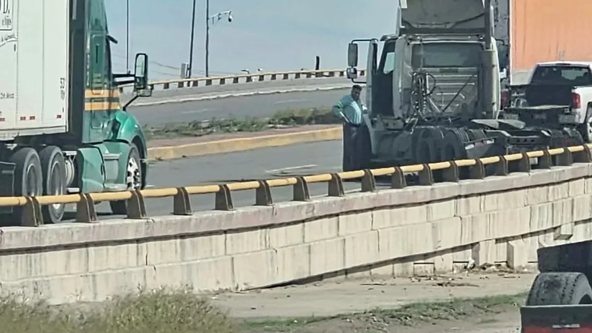 Tráiler varado sobre el puente del Libramiento y avenida De las Torres en Ciudad Juárez