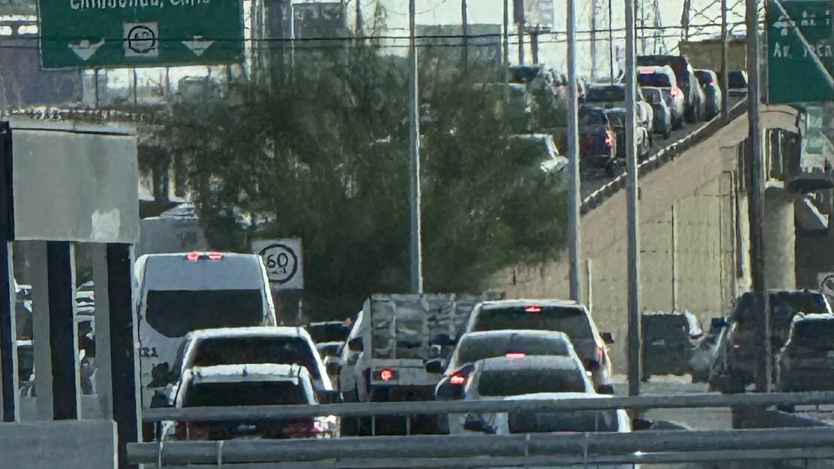 Largas filas de vehículos sobre los puentes de la avenida De las Torres en Ciudad Juárez