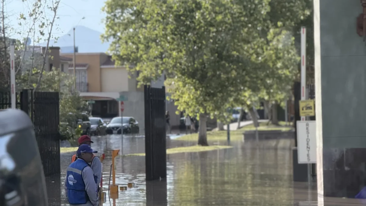 Inundación en el acceso al fraccionamiento Jardines de San Carlos II en Ciudad Juárez