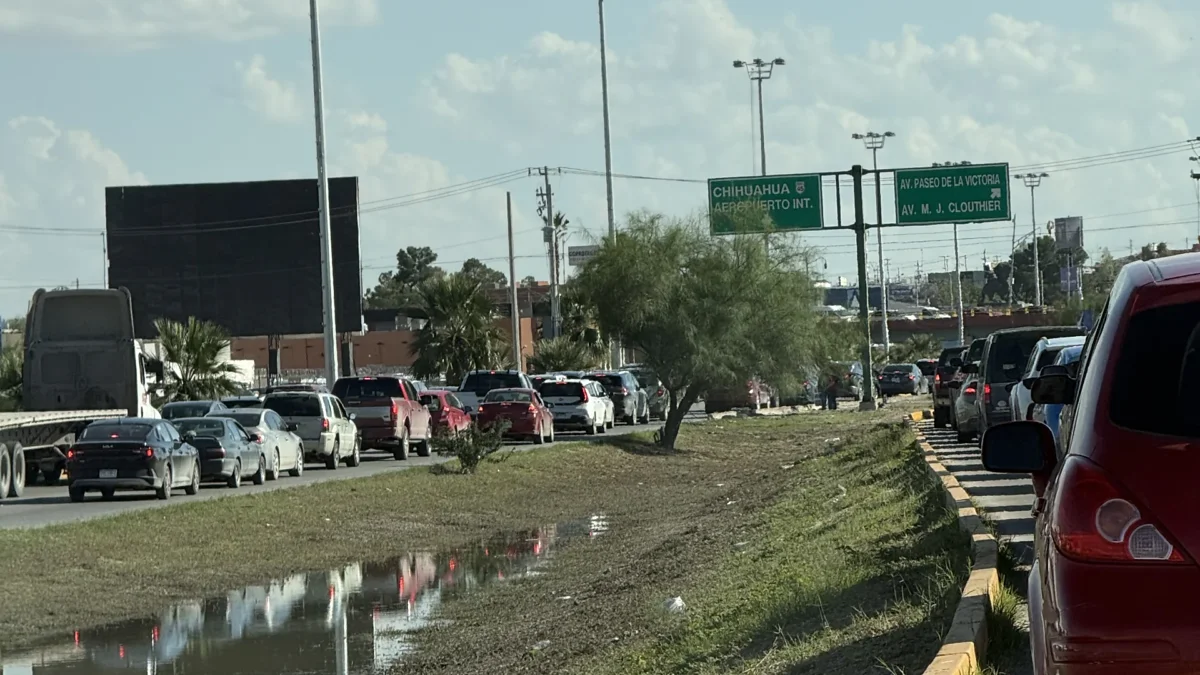 Tráfico detenido y encharcamientos sobre la avenida De las Torres en Ciudad Juárez