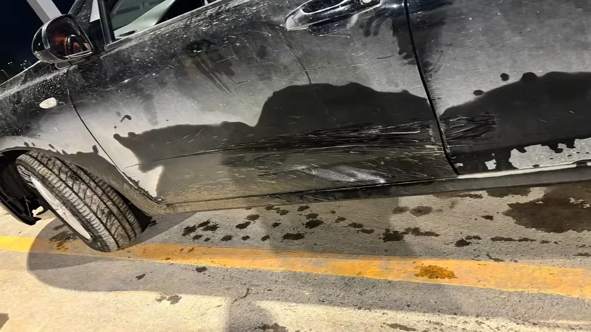 Daños en automóvil de adultos mayores chocado por un Mustang negro en Ciudad Juárez