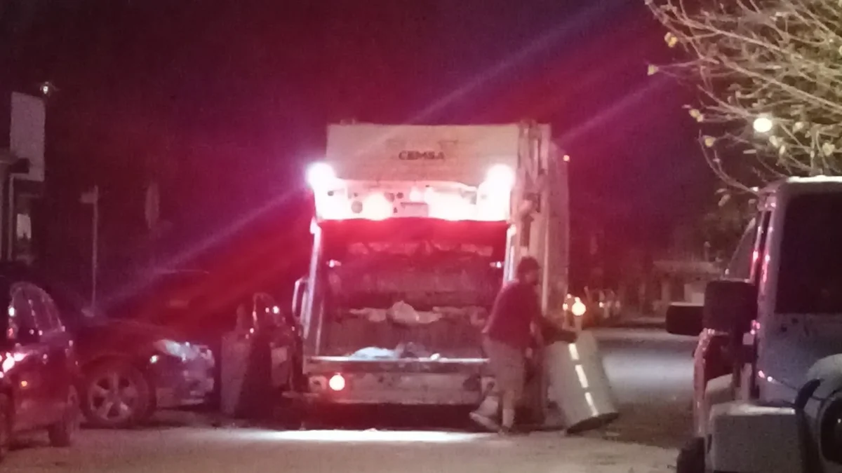 Camión de recolección de basura circulando durante la madrugada en Ciudad Juárez