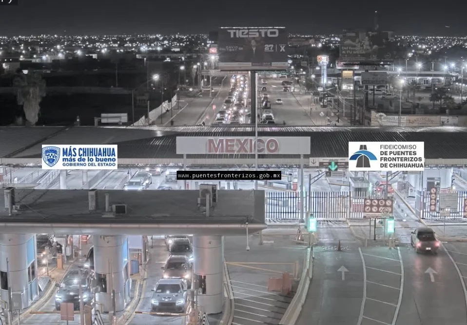 Filas de vehículos en los puentes internacionales de Ciudad Juárez hacia El Paso