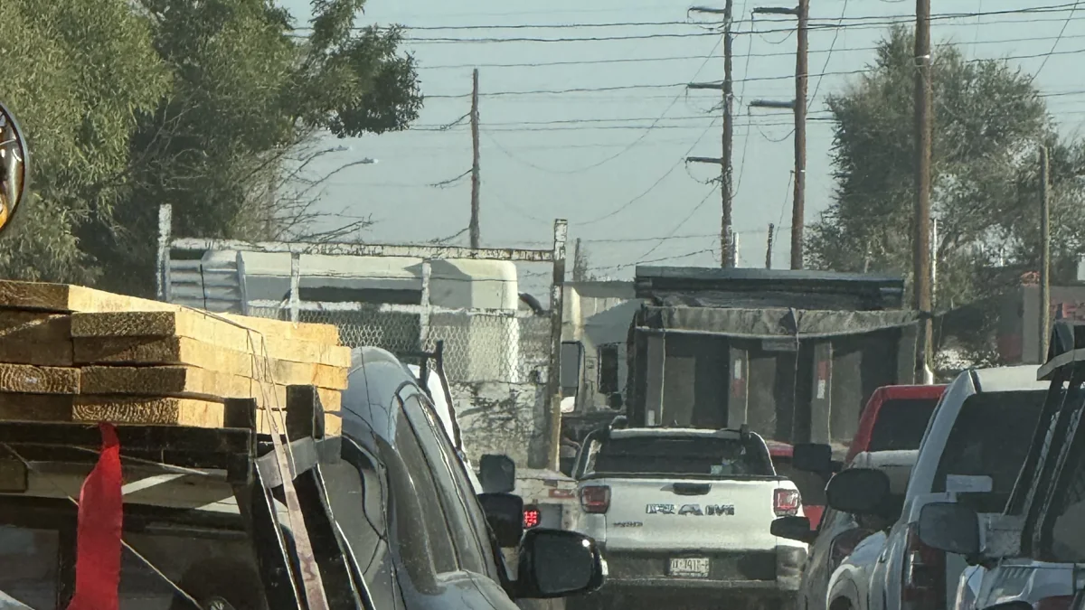 Filas de vehículos y transporte de carga detenidos sobre la avenida Jilotepec en Ciudad Juárez