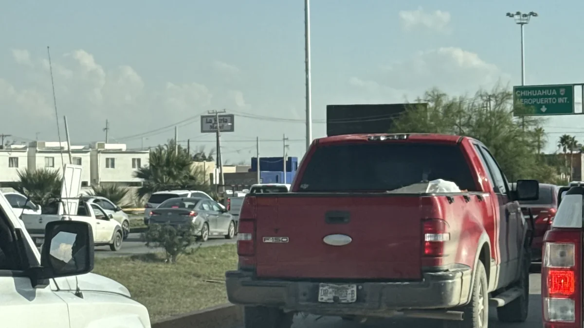 Paso a desnivel de Las Torres cerrado con barreras en Ciudad Juárez