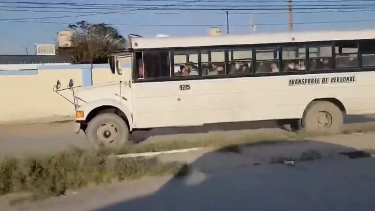 Unidad 9275 de transporte de personal circulando por calles de Ciudad Juárez