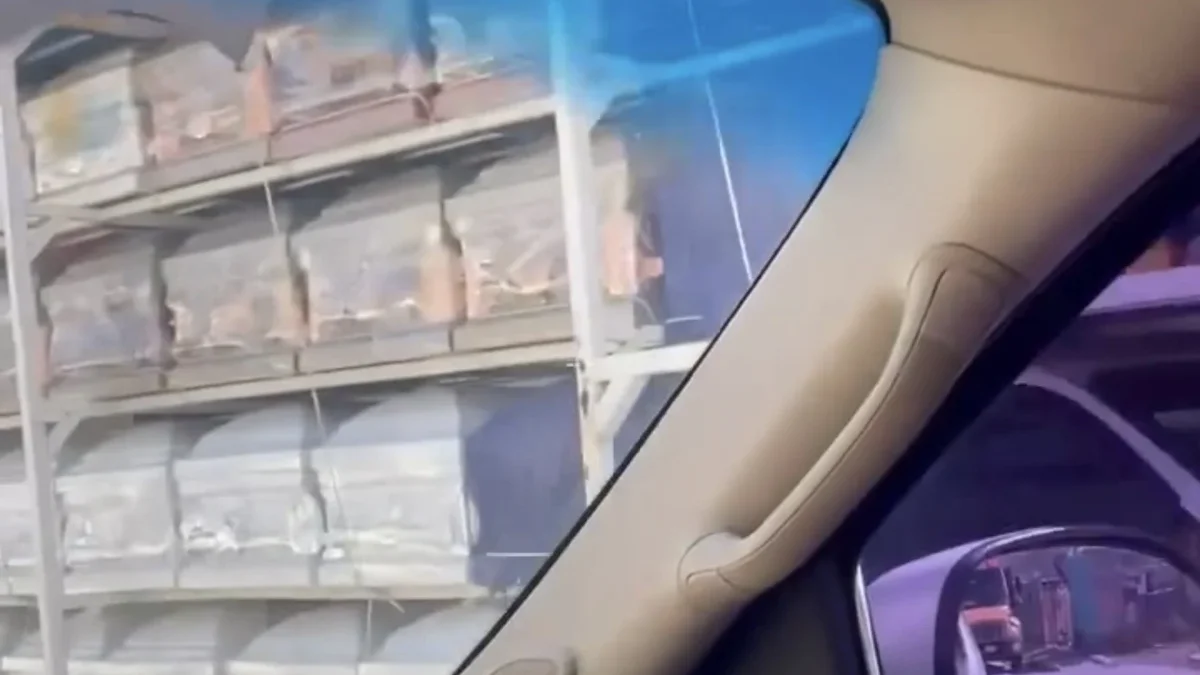 Camión cargado con ataúdes varado en la calle Pavo Real de Ciudad Juárez