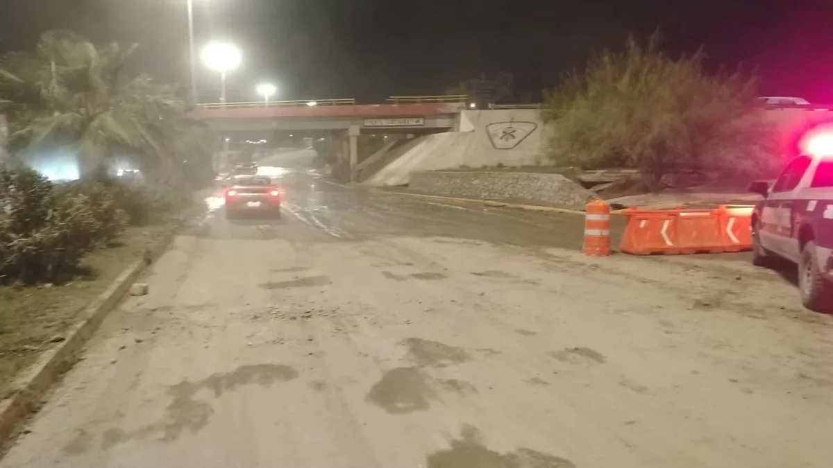 Lodo y piedras sobre los carriles reabiertos de la avenida De las Torres en Ciudad Juárez