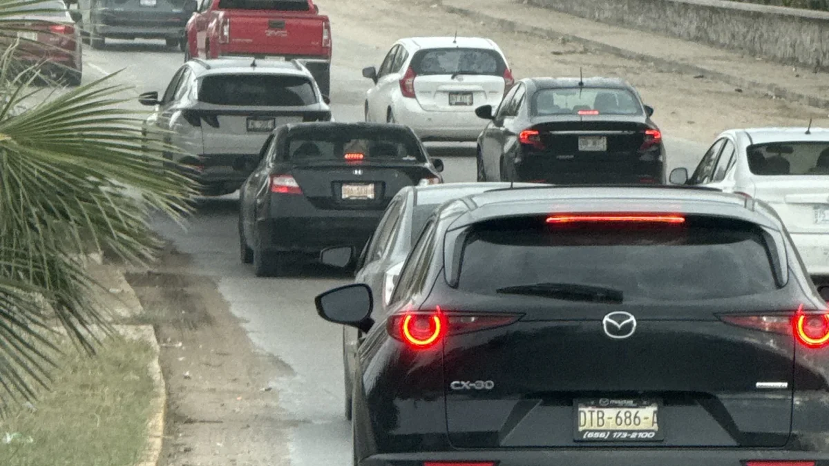 Automóviles circulan por el paso inferior de avenida De las Torres en Ciudad Juárez
