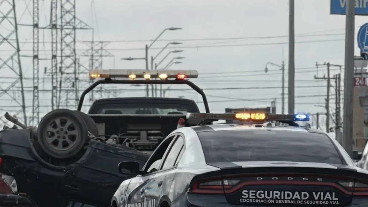 Automóvil volcado frente a Walmart Las Torres en Ciudad Juárez