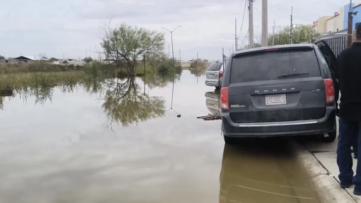 Calles inundadas por el desbordamiento del dique en Villas del Sur, Ciudad Juárez